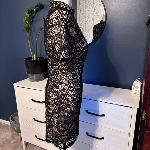 Nwt- backless lace dress - Picture 5 of 9